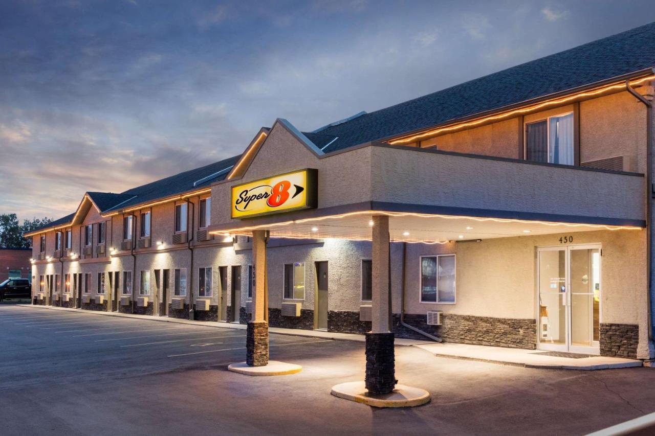 Super 8 By Wyndham Hotel