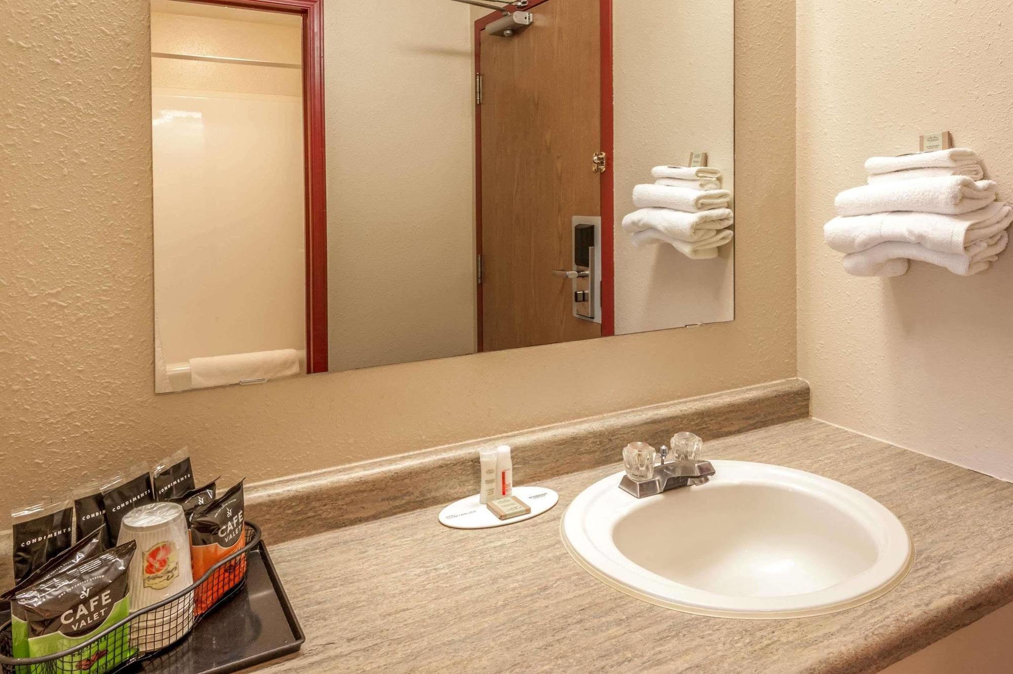 Hotel Super 8 By Wyndham Strathmore