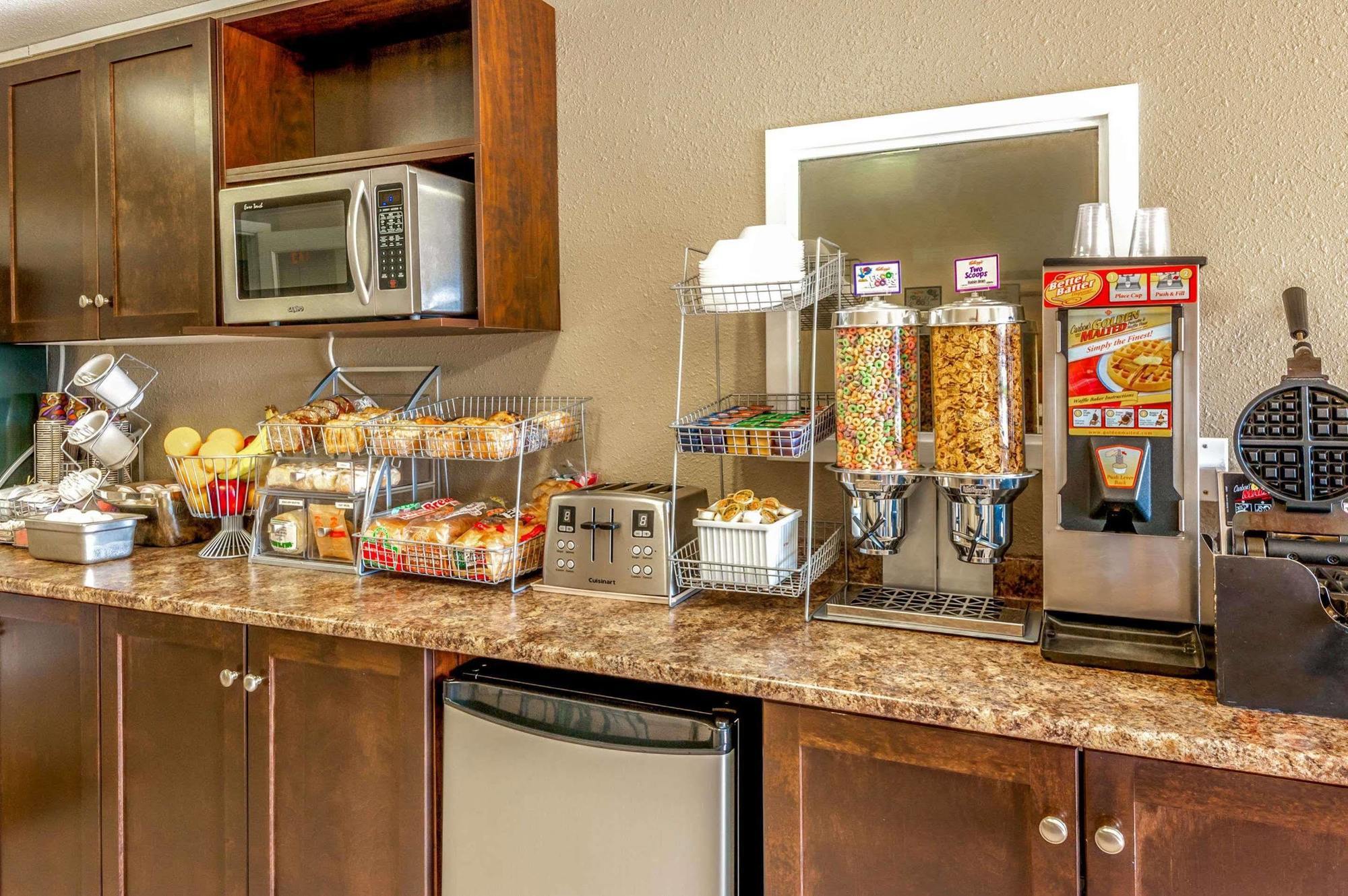 Hotel Super 8 By Wyndham Strathmore