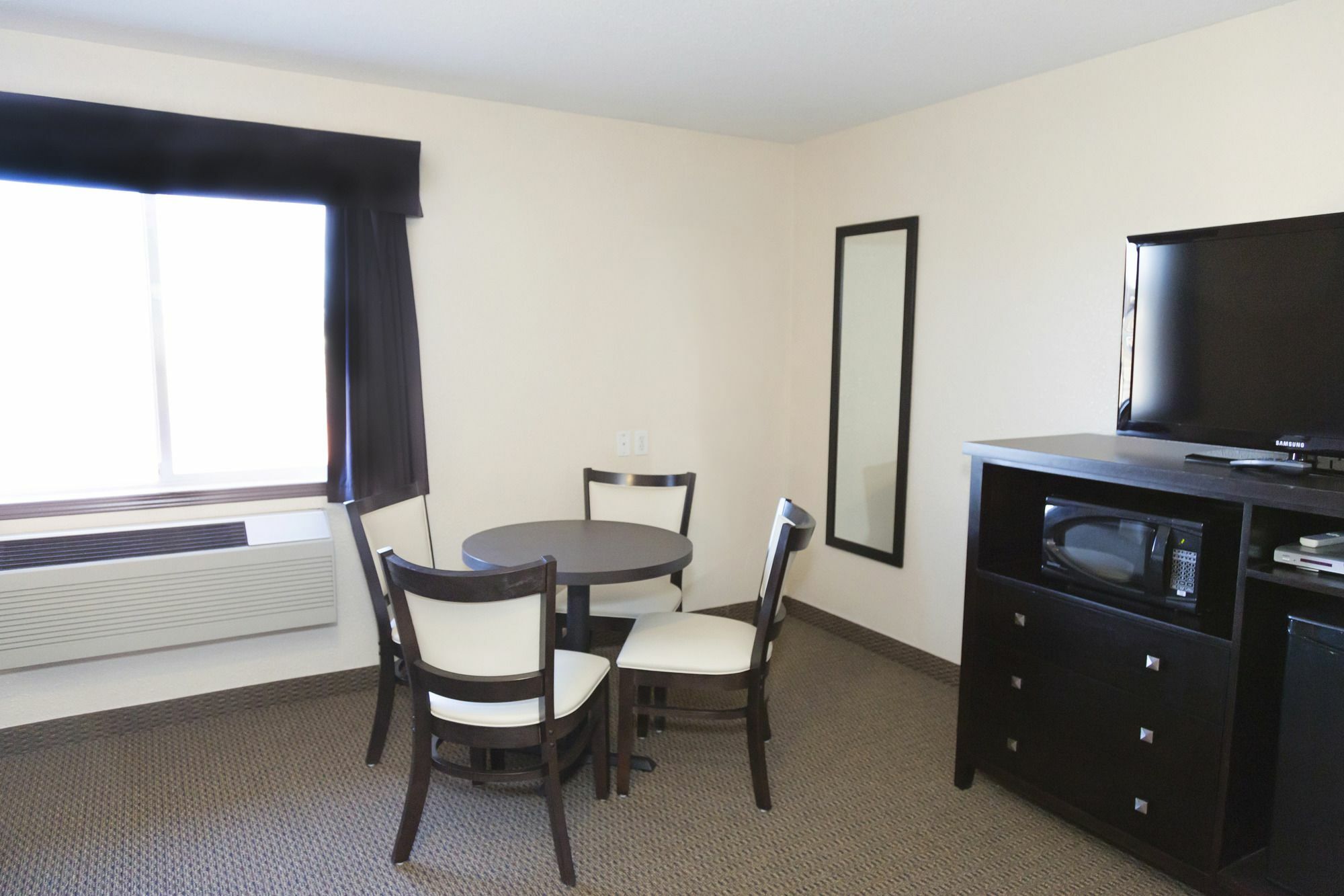 Super 8 By Wyndham Strathmore