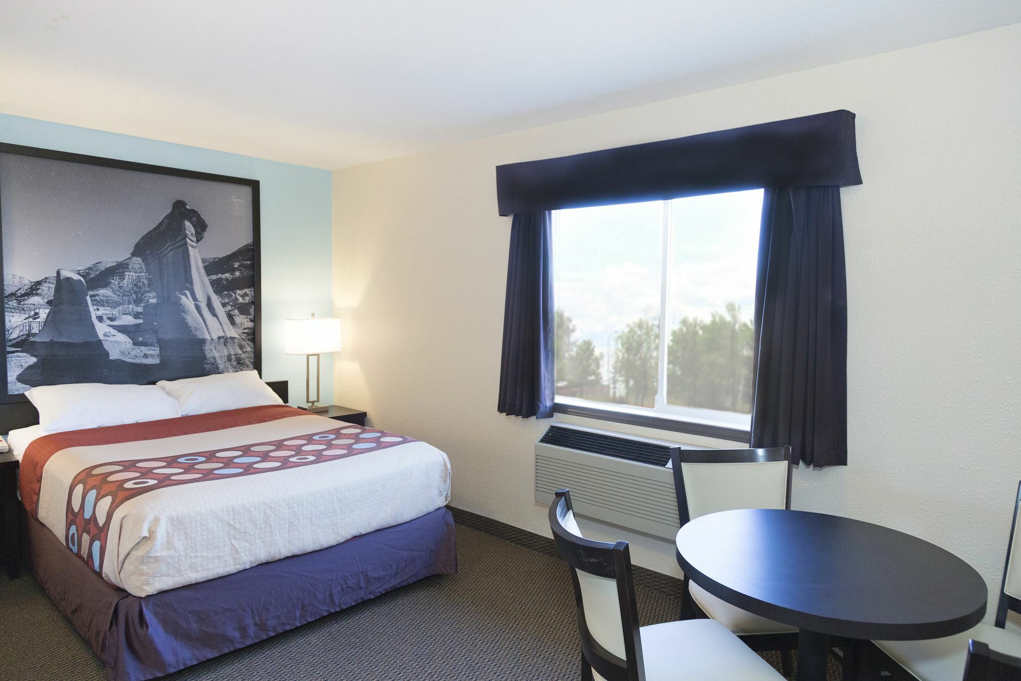 Super 8 By Wyndham Strathmore
